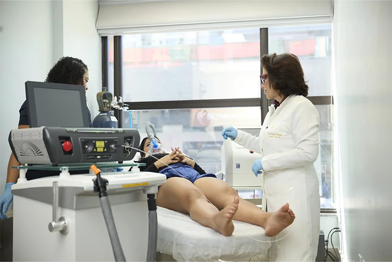 Endolaser ambulatorial com sedação consciente e anestesia local para Safena e varizes